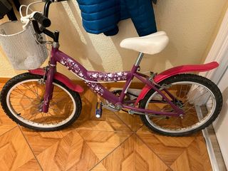 Bicicleta niña morada con cesta