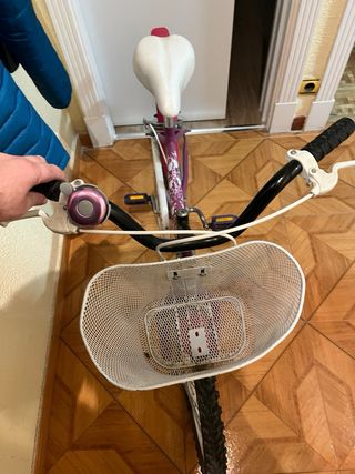 Bicicleta niña morada con cesta
