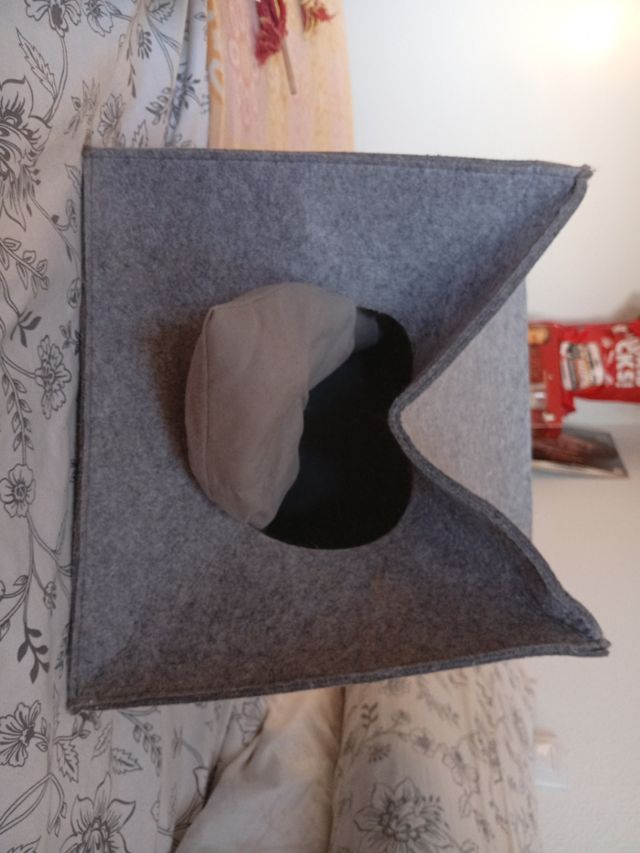 Cueva para gatos de fieltro