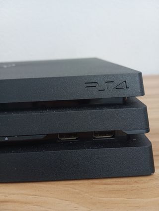 PS4 Pro 1Tb Negra en Perfecto Estado 