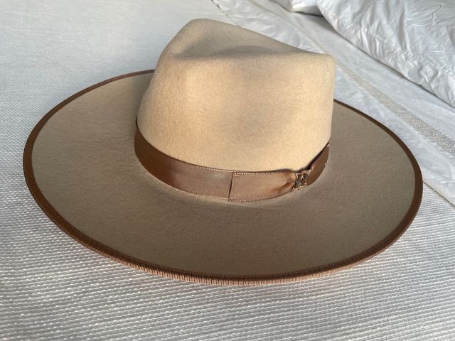 Sombrero de lana beige y marrón