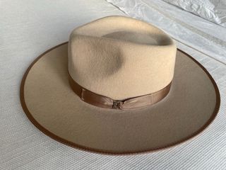 Sombrero de lana beige y marrón