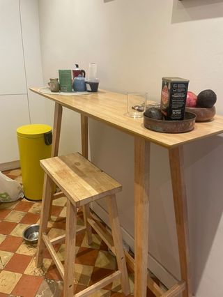 Mesa alta cocina y taburete madera