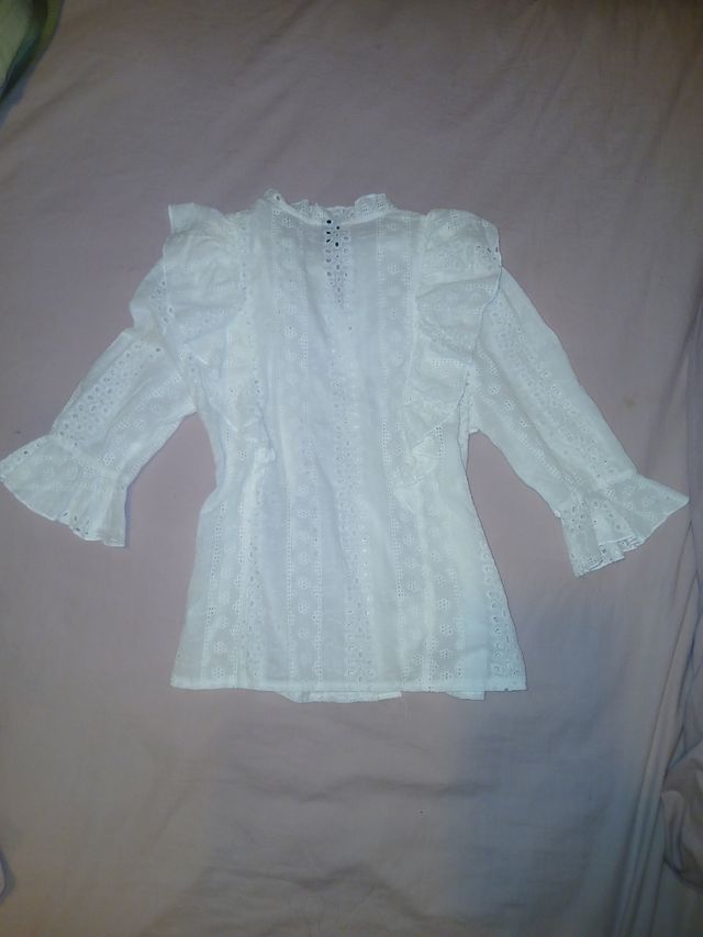 Blusa branca bordada com babados para mulher