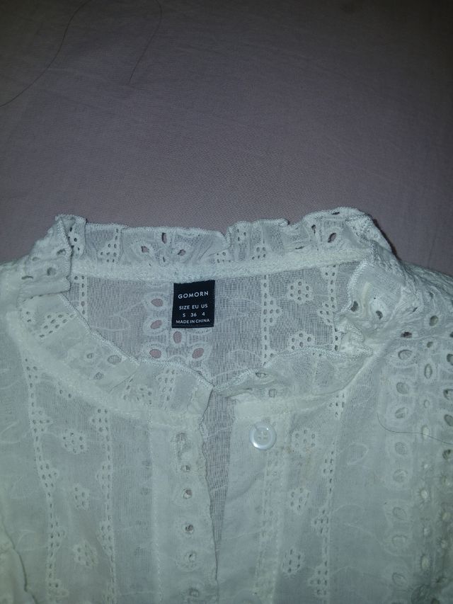 Blusa branca bordada com babados para mulher