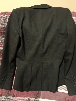 Americana gris con bolso amarillo