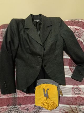 Americana gris con bolso amarillo