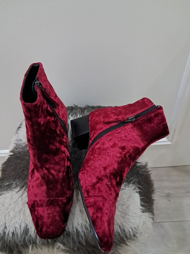 Botines rojos de terciopelo