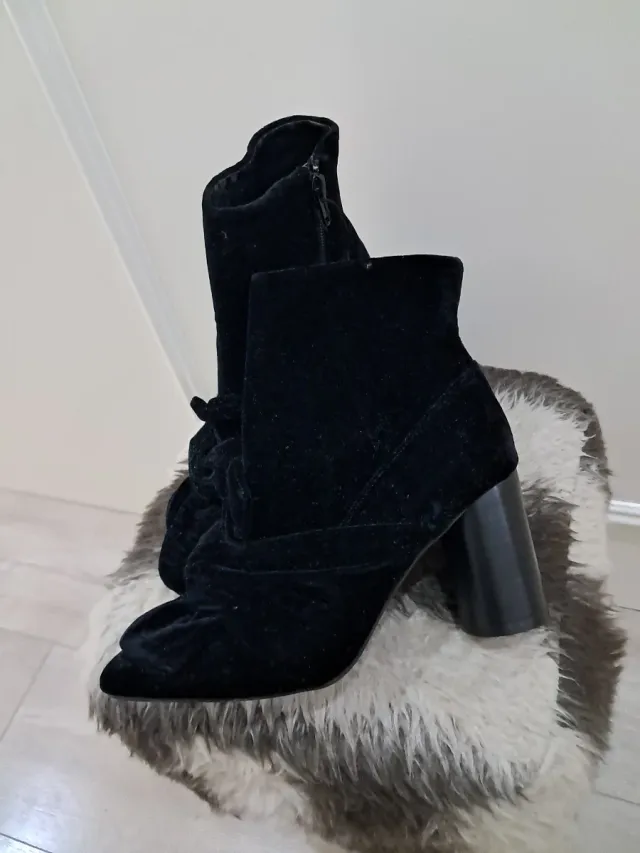 Botines rojos de terciopelo