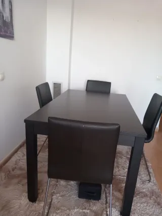 Juego Comedor Madera y Cuero Negro