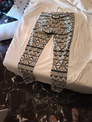 Pantalón pitillo estampado