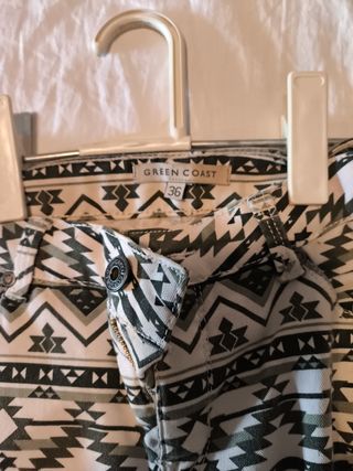 Pantalón pitillo estampado