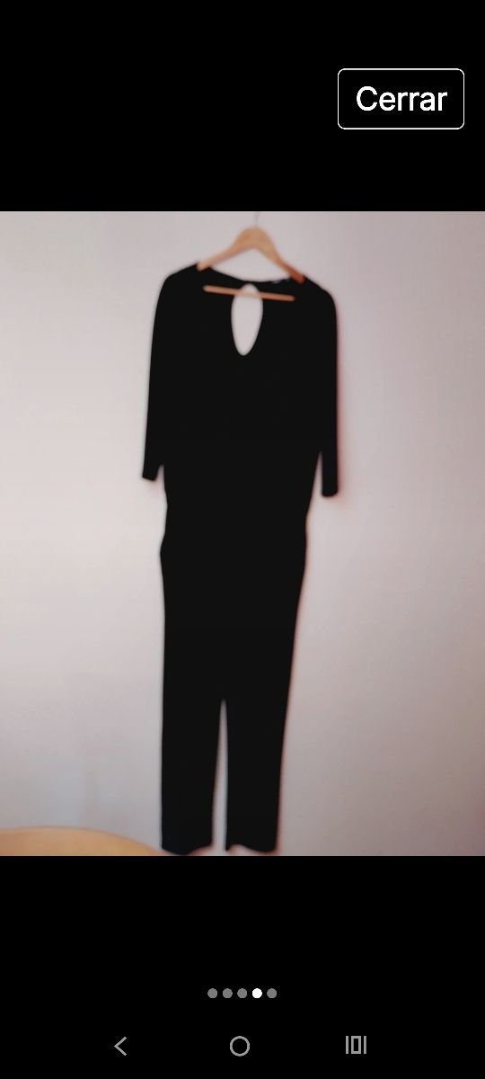 Mono negro elegante con escote