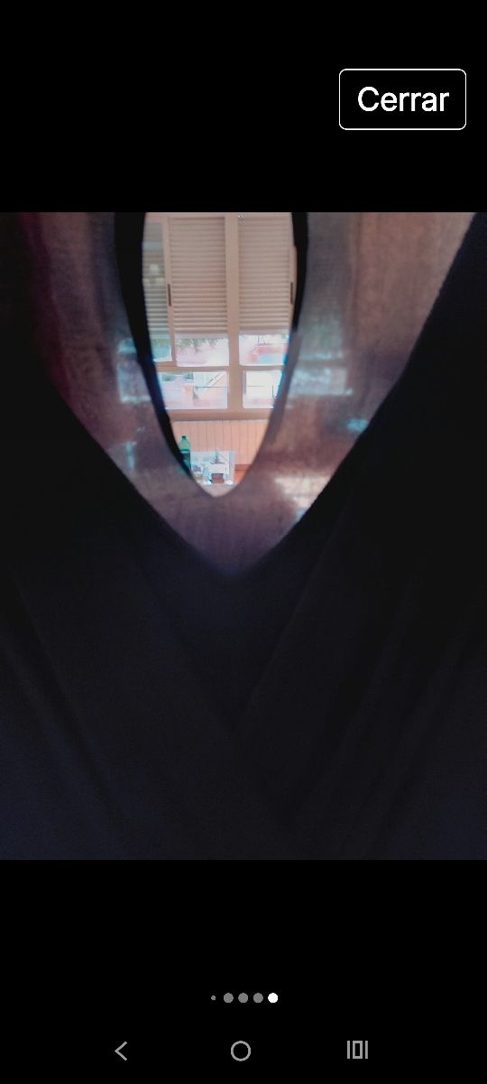 Mono negro elegante con escote