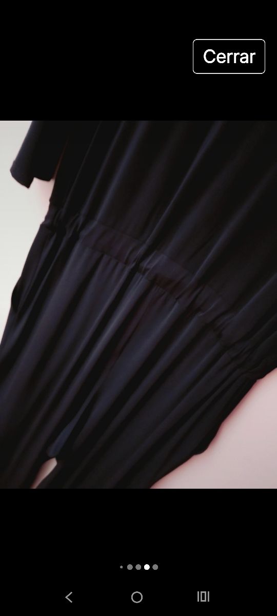 Mono negro elegante con escote