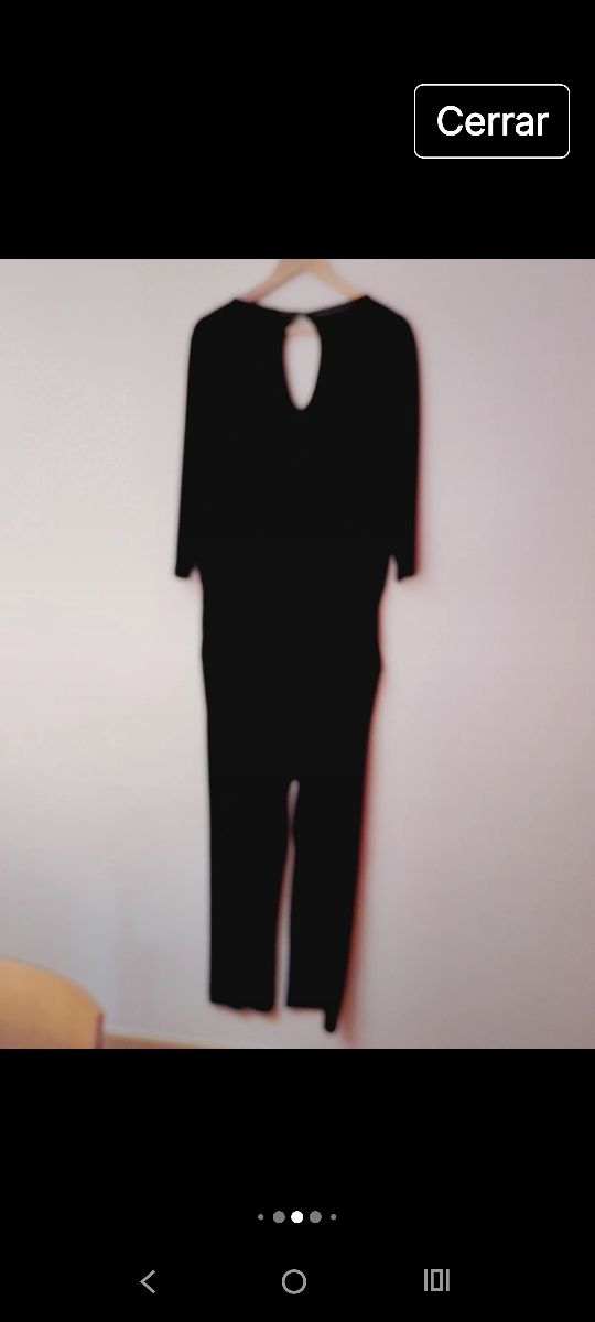 Mono negro elegante con escote