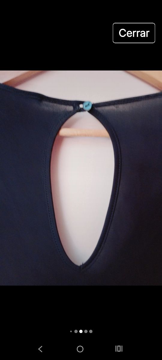 Mono negro elegante con escote