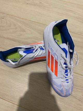 Zapatillas de fútbol Adidas blancas y naranjas