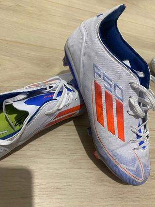 Zapatillas de fútbol Adidas blancas y naranjas