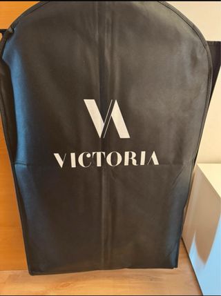 Vestido de fiesta gris con plumas