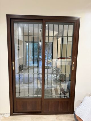 Puerta corredera de aluminio imitando a madera 
