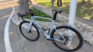 Bicicleta de carretera gris