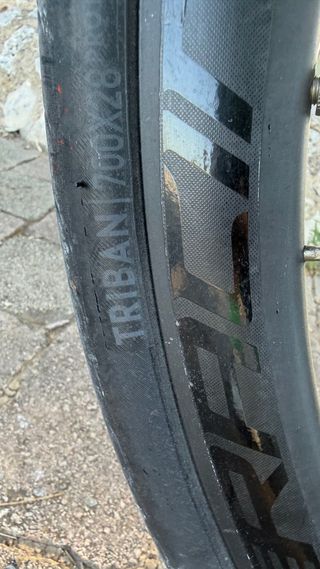 Bicicleta de carretera gris
