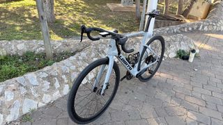 Bicicleta de carretera gris
