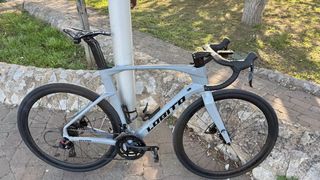 Bicicleta de carretera gris