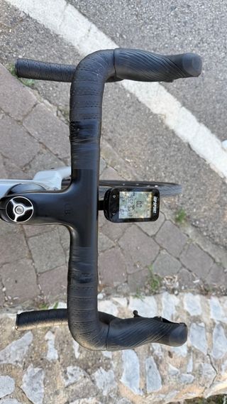 Bicicleta de carretera gris
