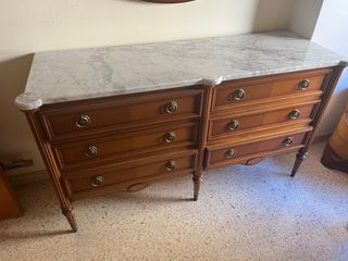 Mueble tocador de madera con tapa de mármol