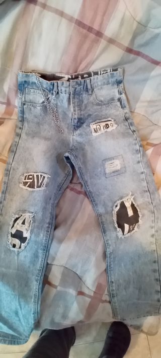 Jeans bambino strappati con catena