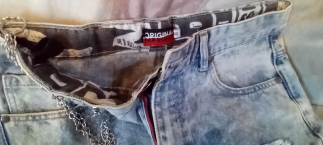 Jeans bambino strappati con catena