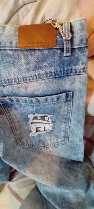 Jeans bambino strappati con catena