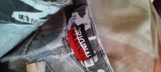 Jeans bambino strappati con catena