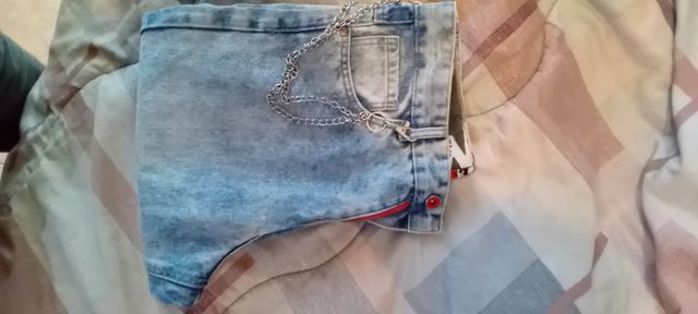 Jeans bambino strappati con catena