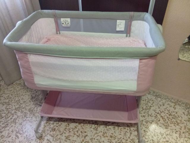 Cuna de bebé rosa y gris