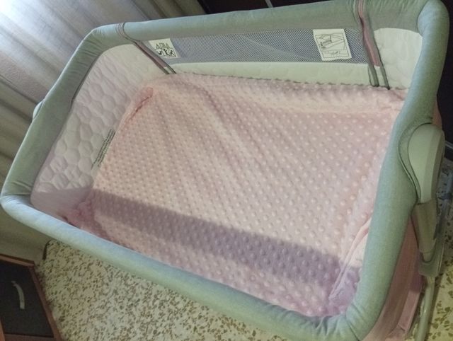 Cuna de bebé rosa y gris