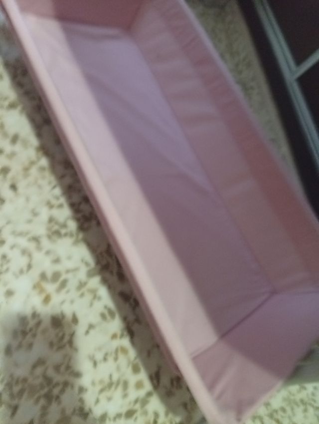 Cuna de bebé rosa y gris