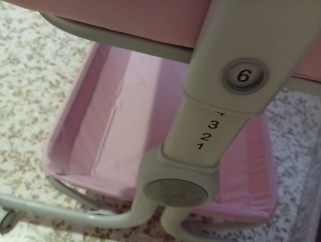 Cuna de bebé rosa y gris