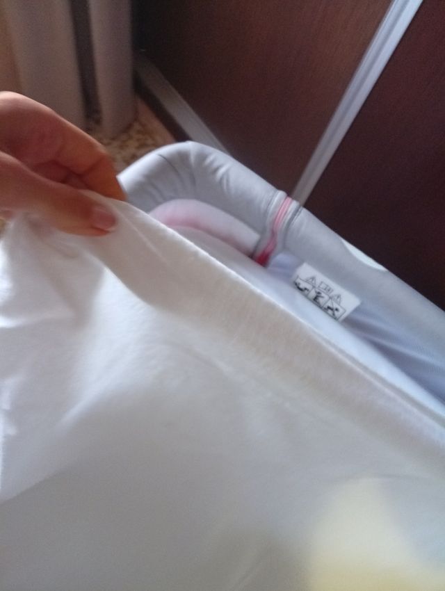 Cuna de bebé rosa y gris