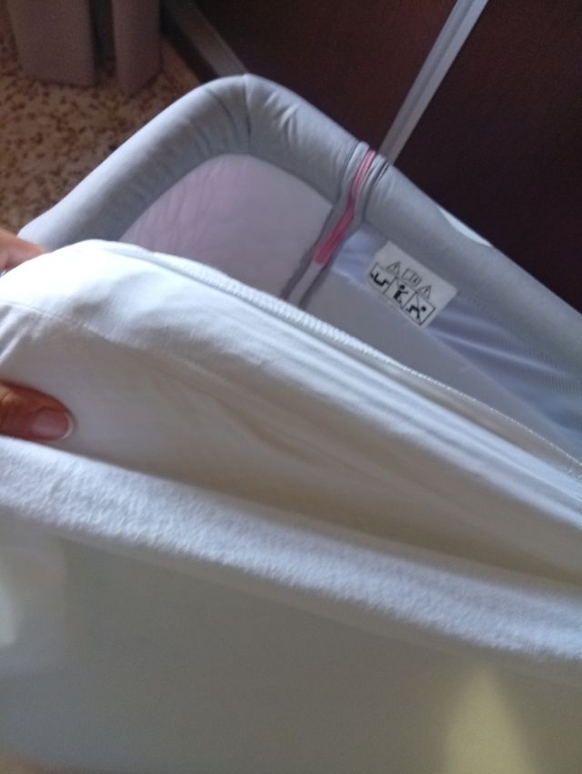 Cuna de bebé rosa y gris