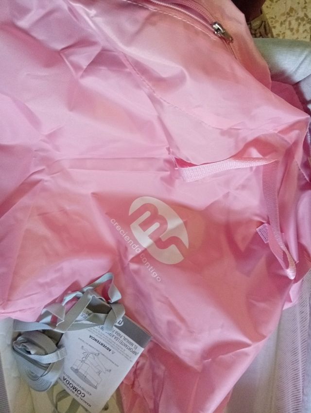 Cuna de bebé rosa y gris