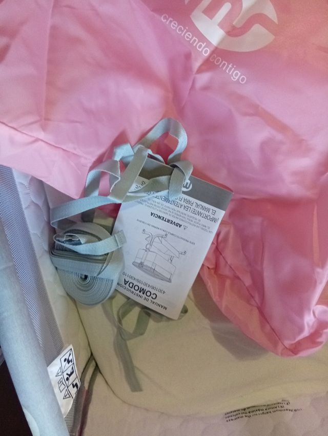 Cuna de bebé rosa y gris