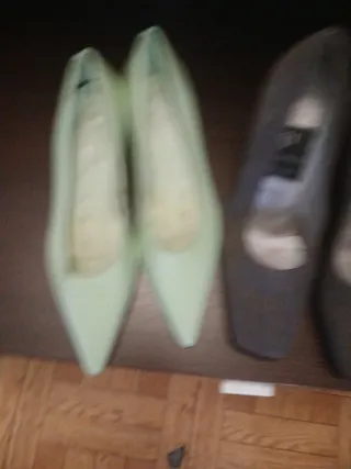 Zapatos de tacón verdes y marrones
