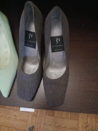 Zapatos de tacón verdes y marrones