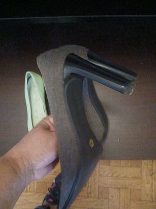 Zapatos de tacón verdes y marrones
