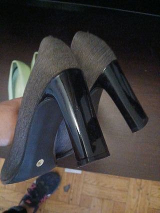 Zapatos de tacón verdes y marrones