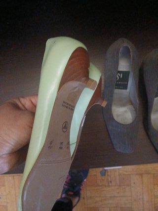 Zapatos de tacón verdes y marrones