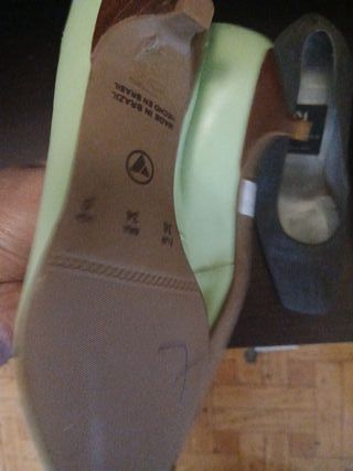Zapatos de tacón verdes y marrones
